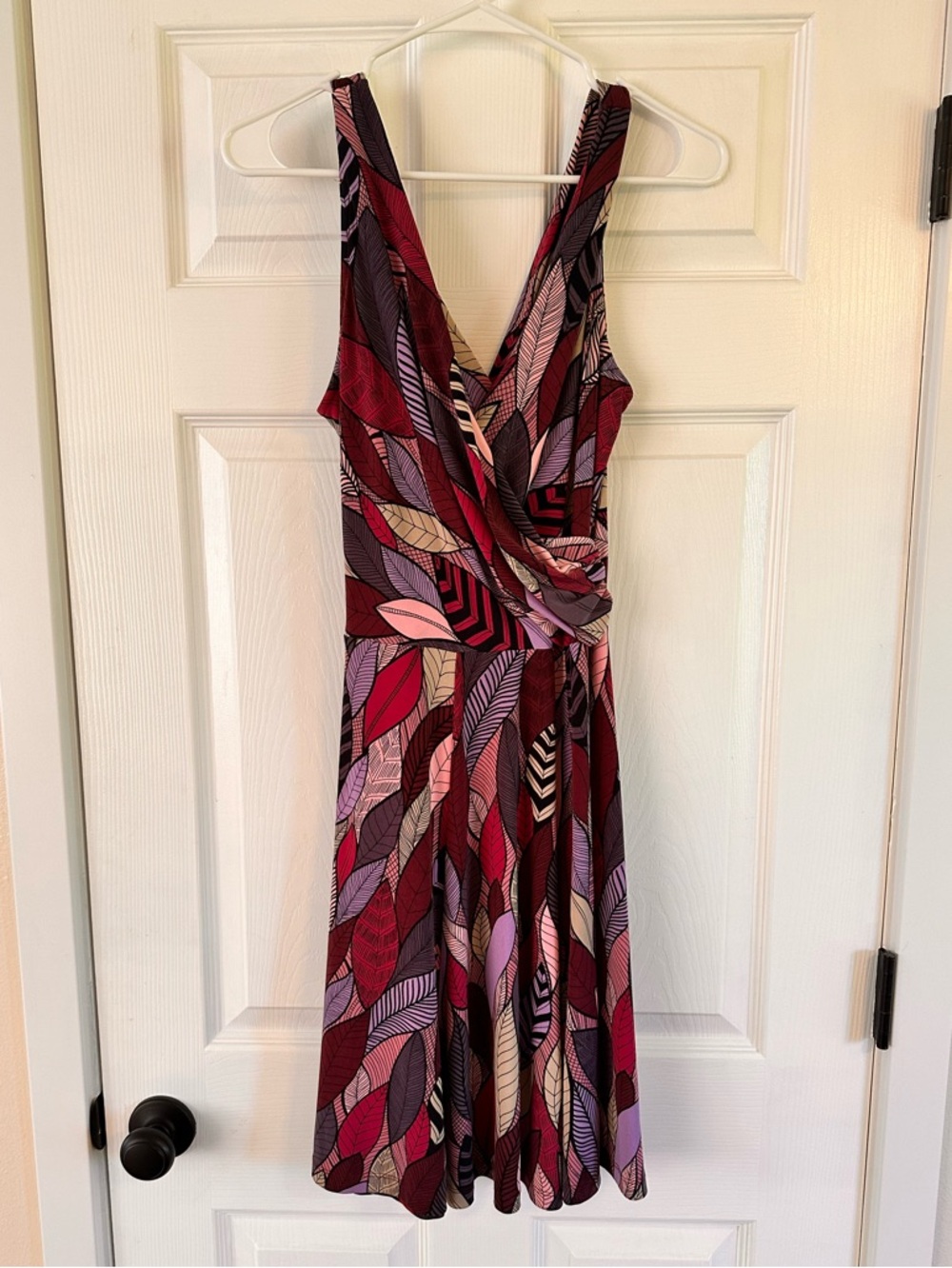 Tori Richard Sleeveless V-Neck Multicolor Leaf-Print Dress